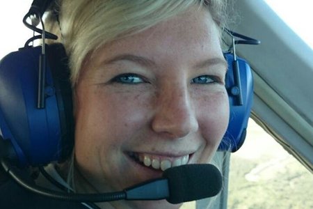 â€˜n Trotse Tanya Kleynhans van Pearly Beach sit hier in die stuurkajuit van â€˜n vliegtuig. Sy het eers haar Private Pilot Licence (PPL) op 15 April 2012 verwerf en daarna haar Commercial Pilot Licence (CPL) op 22 Mei 2015 - presies 5 jaar en 1 maand na haar pa, Theo Kleynhans, se noodlottige vliegongeluk in â€˜n 2-sitplek mikroligte vliegtuig naby Pearly Beach lughawe in 2010. 